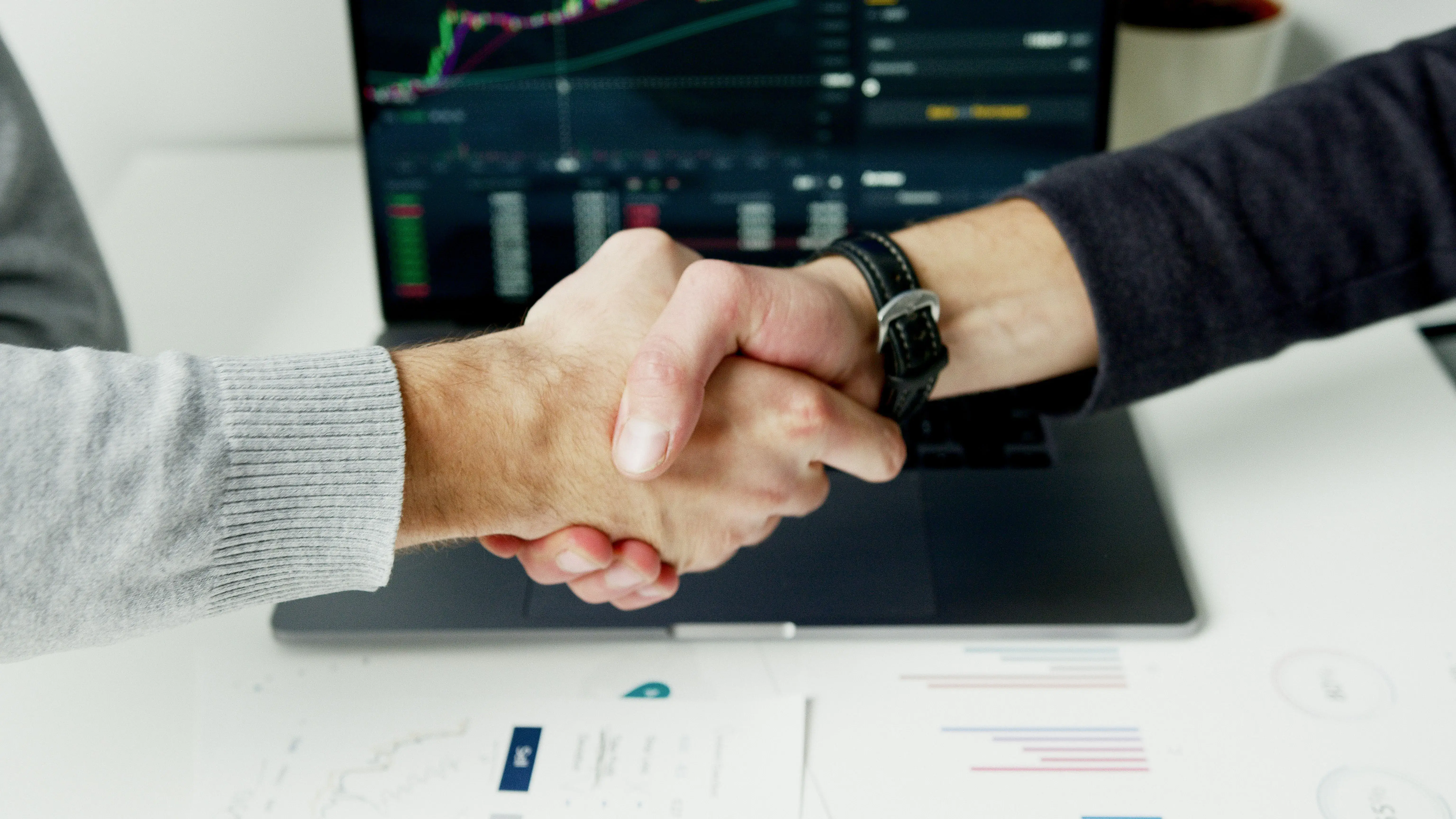 Uścisk dłoni - partnerstwo biznesowe